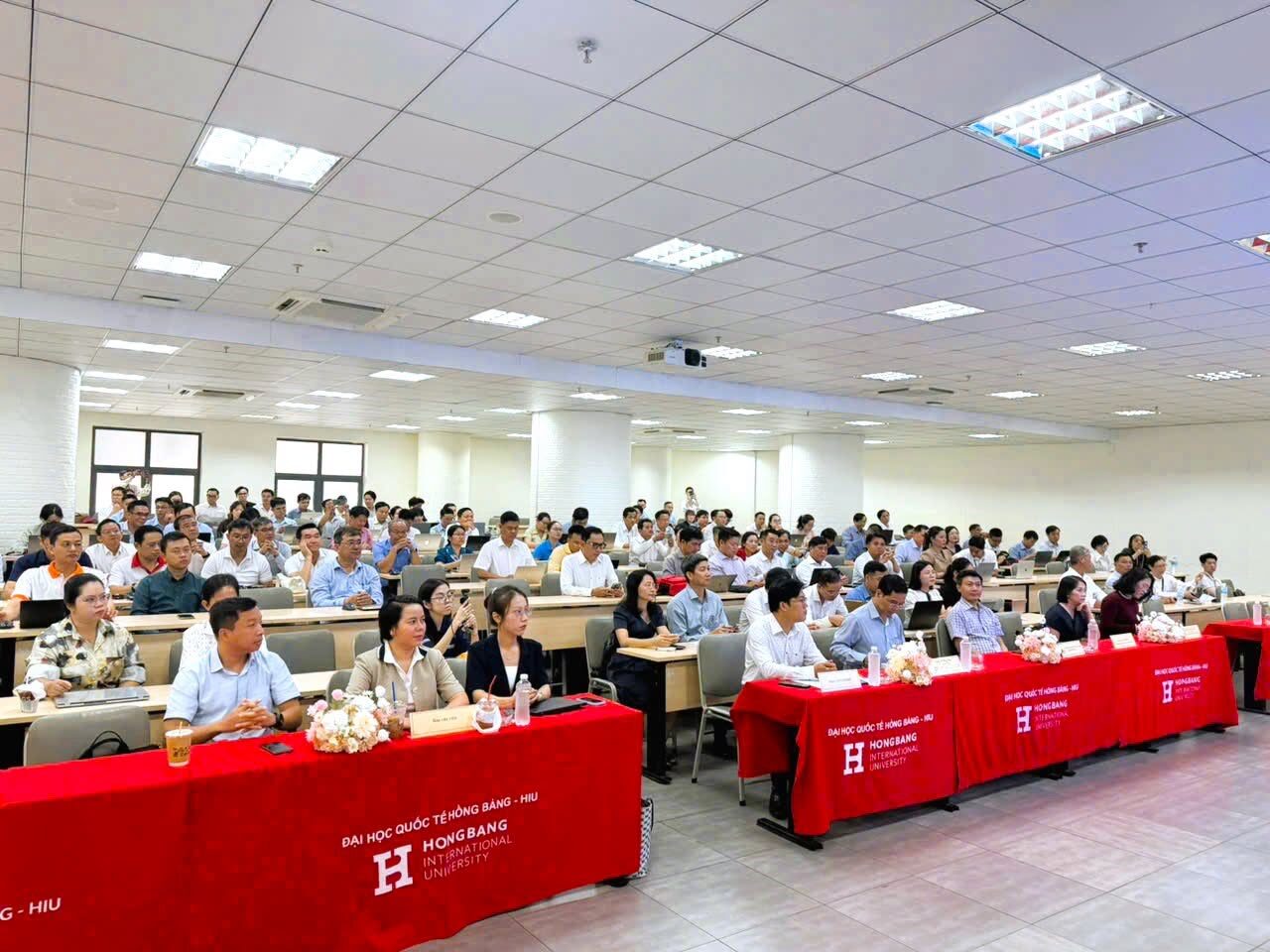 Các báo cáo viên tham gia chia sẻ tại Hội nghị tập huấn ứng dụng AI năm 2026.
